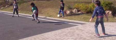 路地広場でサッカー遊び