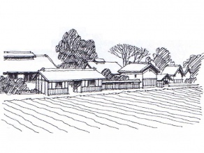 ・暑さ対策用の二重屋根の蔵が並ぶ伊勢崎の農家。　母屋の棟には、通風を考えた腰屋根